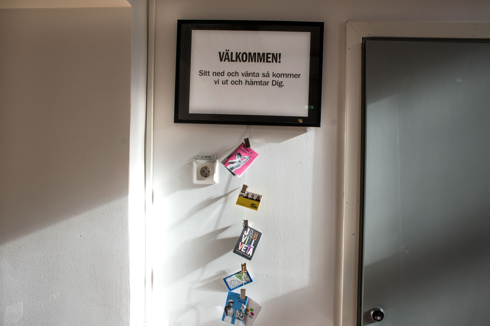 Foto från en mottagning med en skylt som säger "välkommen"